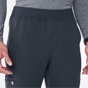 FIGS Men’s Cairo Cargo Scrub Pant in Night Sky with Short Inseam (NWT)